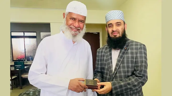 আজহারীর হাতে ‘কিসওয়াতুল কাবা’ তুলে দিলেন ডা. জাকির নায়েক