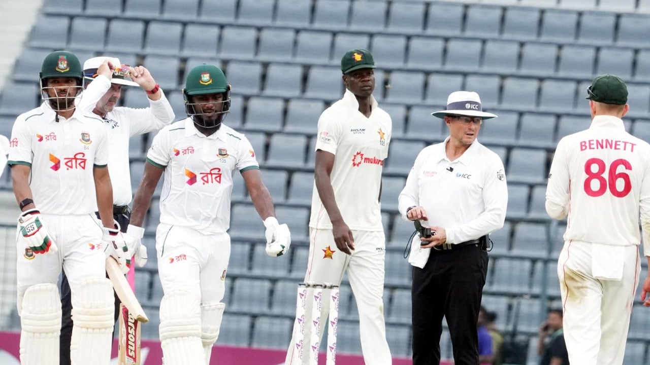 নির্ধারিত সময়ের আগেই শেষ তৃতীয় দিনের খেলা