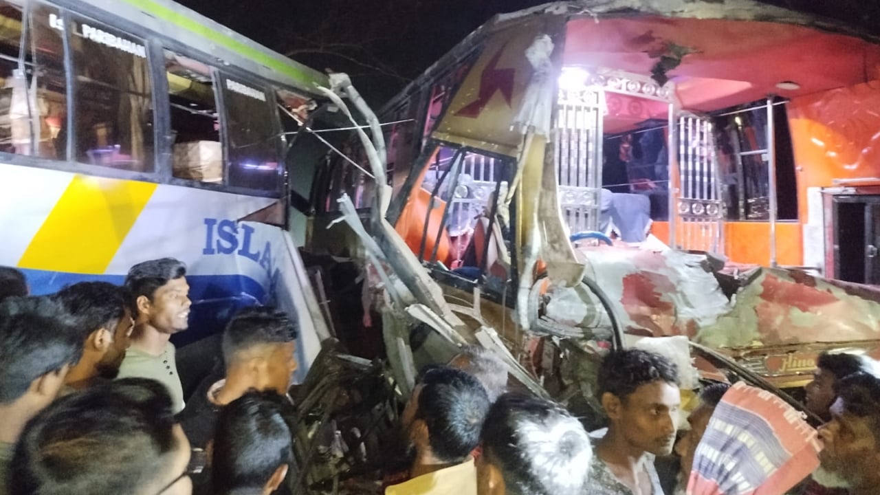 ঢাকা-বরিশাল মহাসড়কে দুই বাসের মুখোমুখি সংঘর্ষে নিহত ১