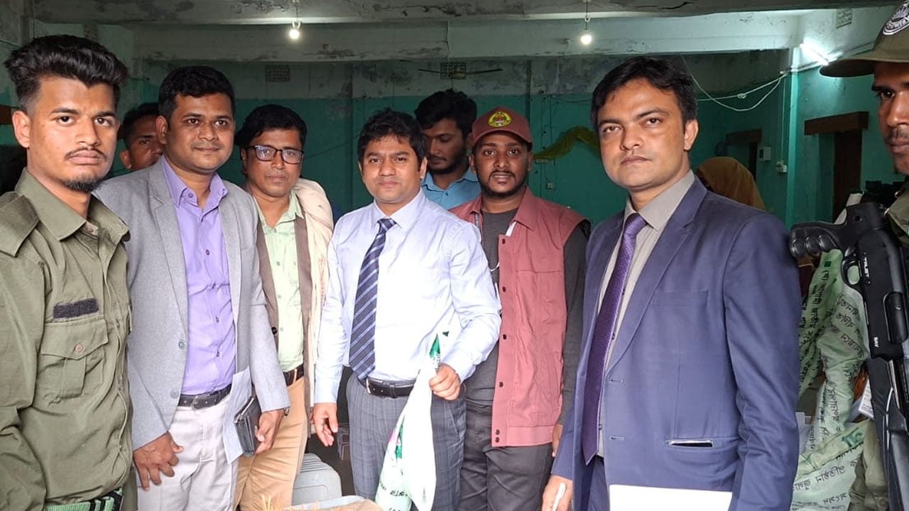 বরিশাল-২ আসনে পৌঁছেছে পেপারসহ নির্বাচনি সরঞ্জাম