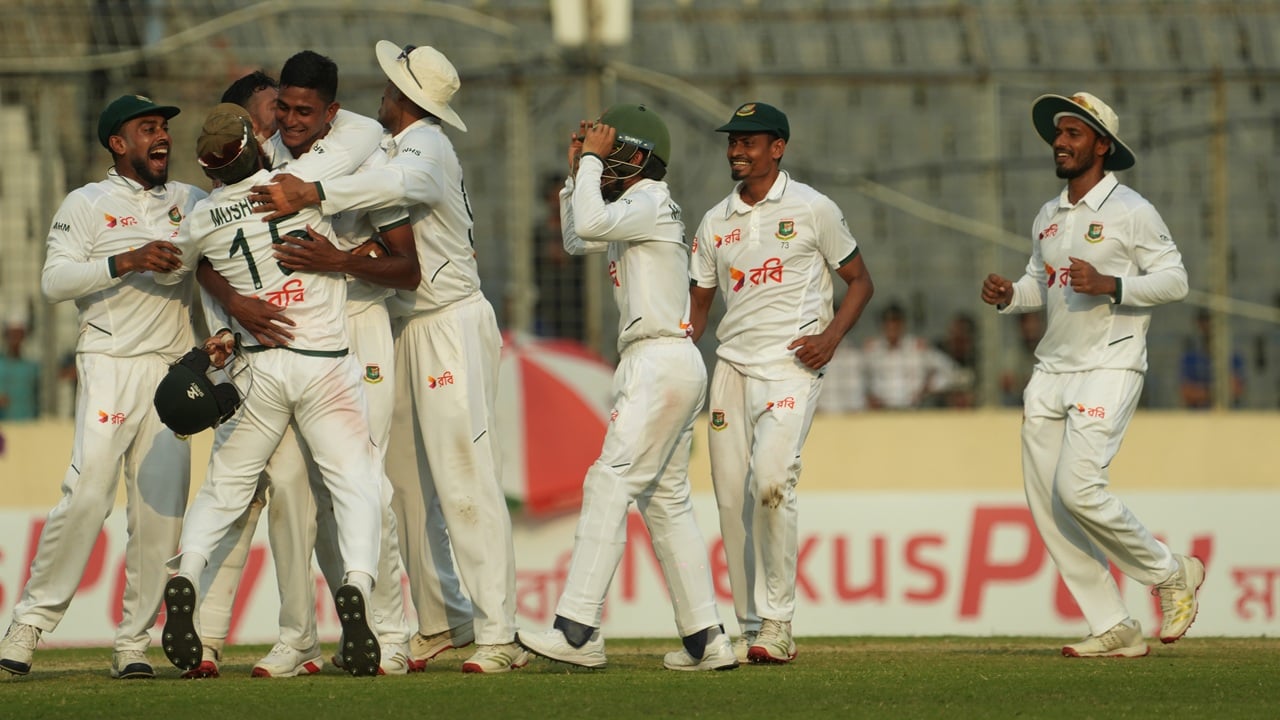 পেস-স্পিনের যুগলবন্দিতেই কুপোকাত পাকিস্তান
