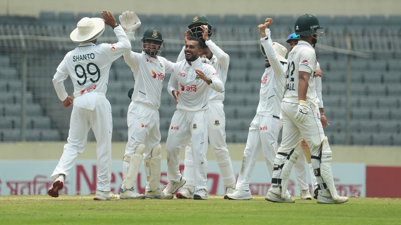 টিভির পর্দায় বাংলাদেশ-পাকিস্তান টেস্টের চতুর্থ দিনের খেলা