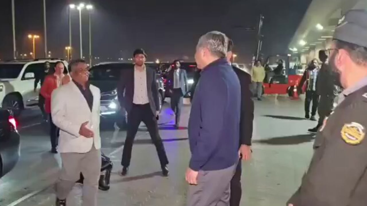 লাহোর বিমানবন্দরে আমিনুলকে বিদায় জানালেন পিসিবি সভাপতি