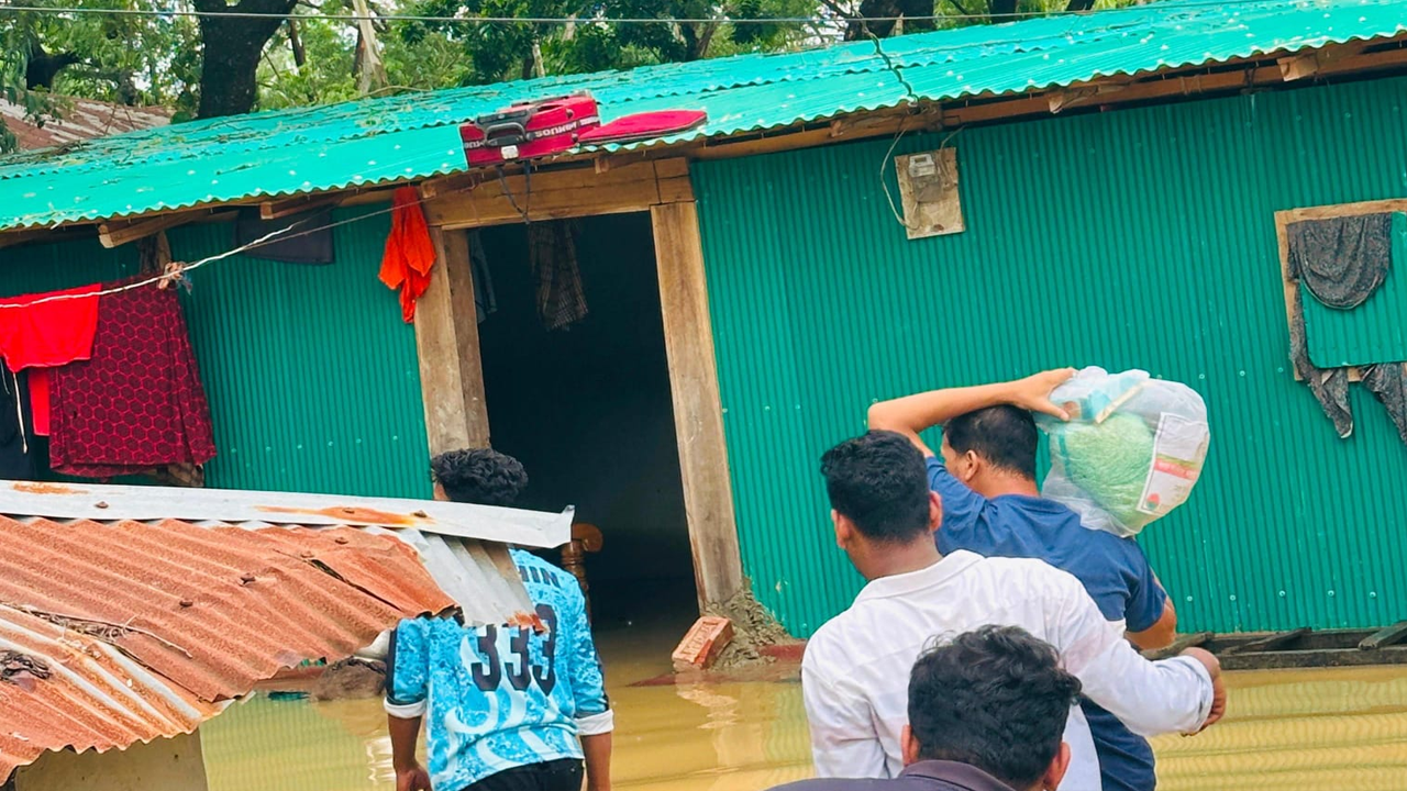 বাঁশখালীর বন্যার্ত মানুষের পাশে ঢাবি ছাত্রদল নেতা নাছির উদ্দিন শাওন