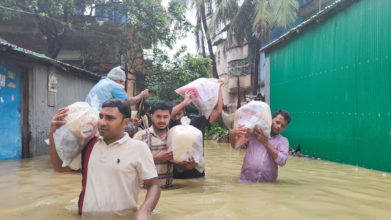 সাতকানিয়ায় বন্যার্ত মানুষের পাশে ছাত্রদল নেতা তৌহিদুল ইসলাম