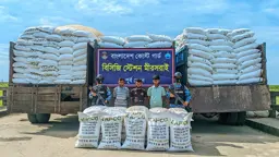 মিয়ানমারে পাচারকালে ৯৬০ বস্তা ইউরিয়া সারসহ আটক ৩