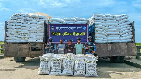 মিয়ানমারে পাচারকালে ৯৬০ বস্তা ইউরিয়া সারসহ আটক ৩