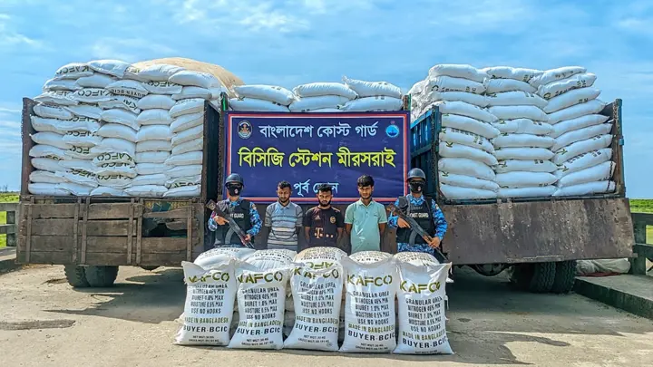 মিয়ানমারে পাচারকালে ৯৬০ বস্তা ইউরিয়া সারসহ আটক ৩
