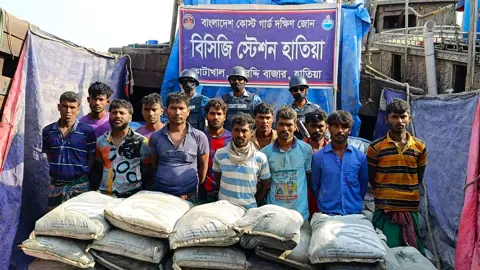মিয়ানমারে পাচারের পথে ৫৯৫ বস্তা সিমেন্টসহ আটক ১২