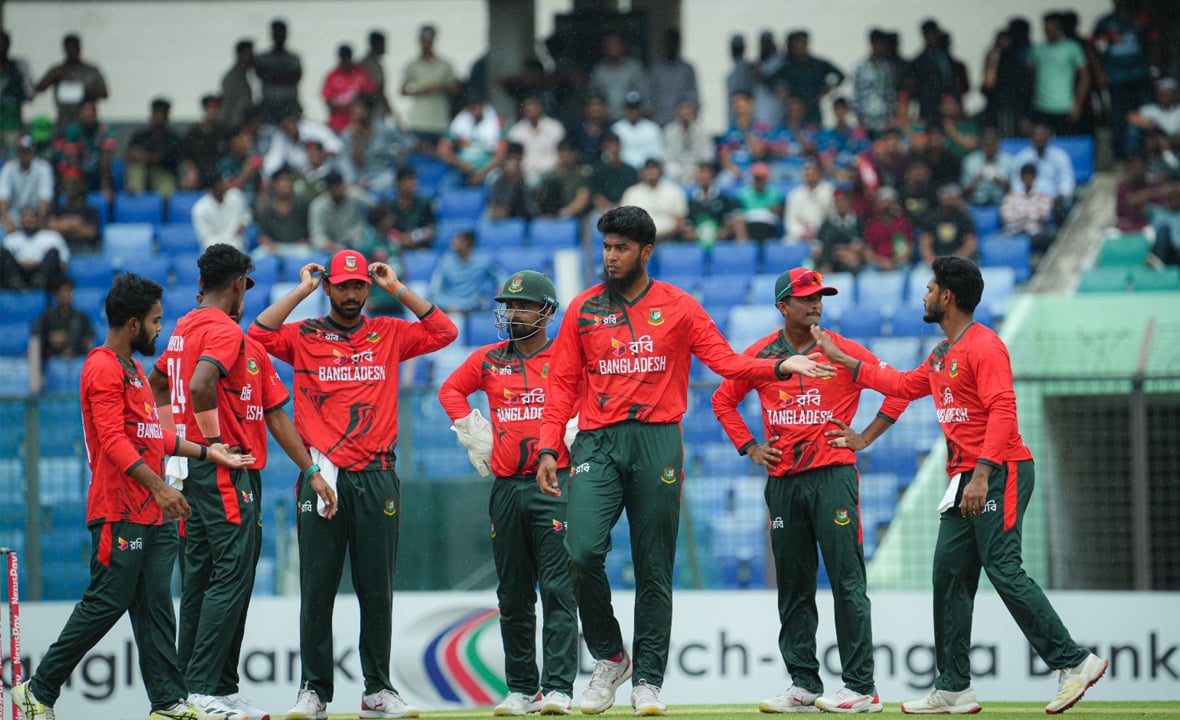 মেঘাচ্ছন্ন আবহাওয়ায় আগে ব্যাটিংয়ে বাংলাদেশ