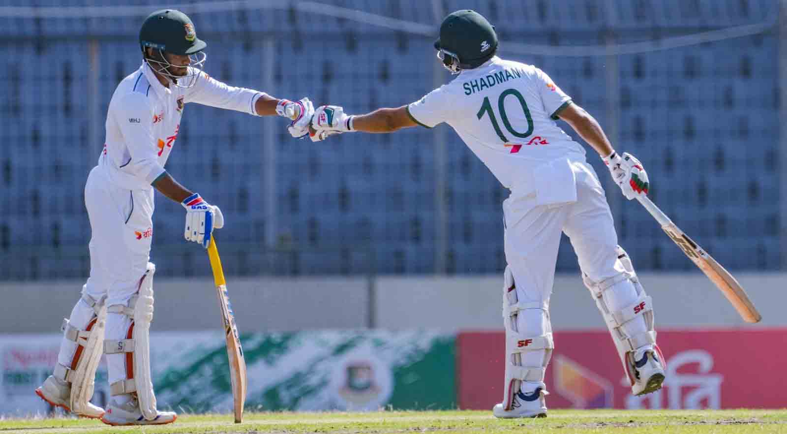 প্রথম সেশনে সমানে সমান লড়াই