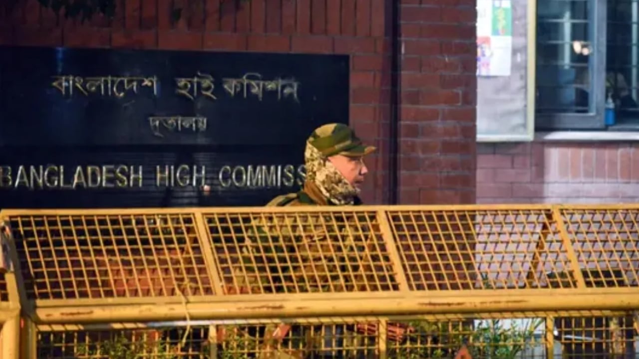 দিল্লিতে বাংলাদেশ মিশনের সামনে বিক্ষোভ নিয়ে যা বলছে ভারত