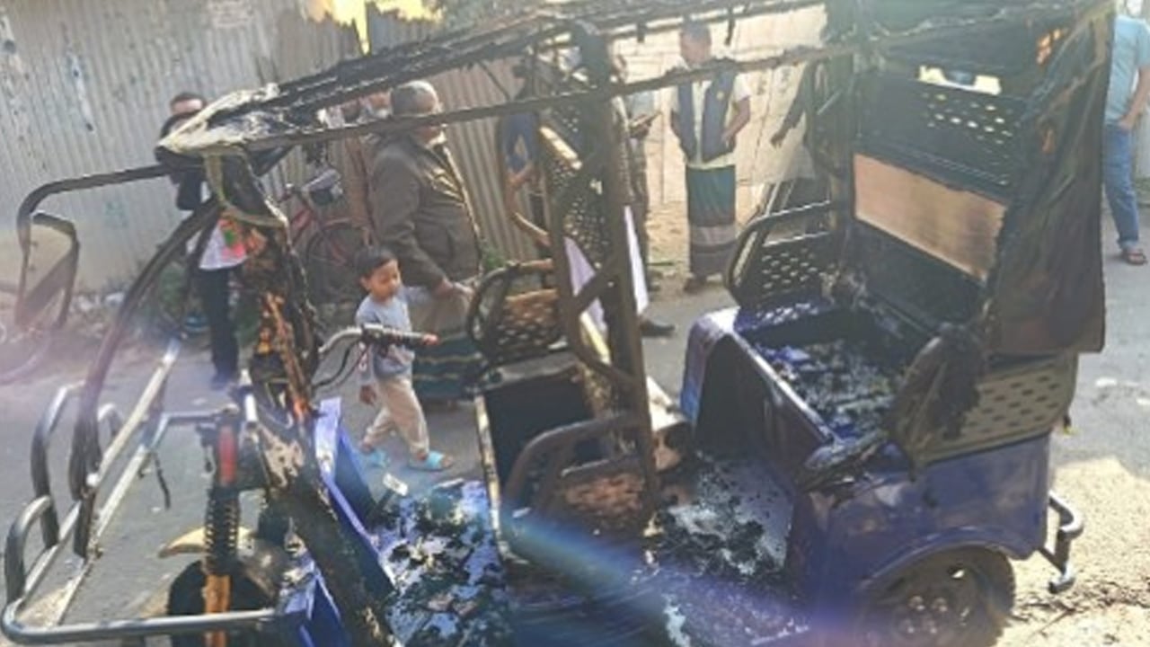 বেগমগঞ্জে ১১ দলের নির্বাচনি অফিসে আগুন