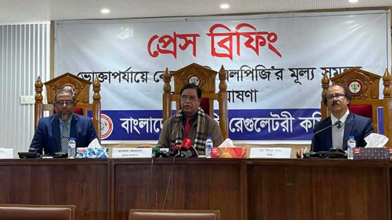 সংবাদ সম্মেলনে বাংলাদেশ এনার্জি রেগুলেটরি কমিশনের (বিইআরসি) চেয়ারম্যান জালাল আহমেদ। ছবি : সংগৃহীত
