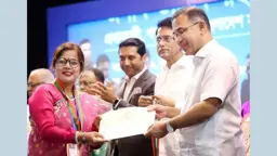 দেশসেরা শিক্ষিকা সম্মাননা স্মারক নিলেন প্রধানমন্ত্রীর হাত থেকে 