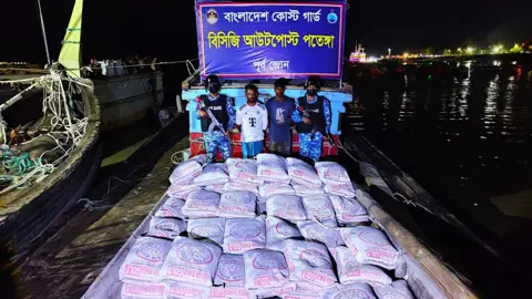 মিয়ানমারে পাচারের সময় সাড়ে ৩ লাখ টাকার সিমেন্ট জব্দ 