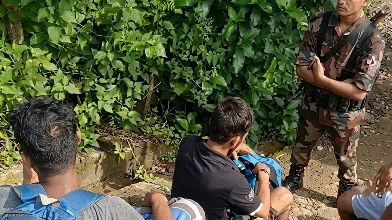সীমান্তে অবৈধভাবে ভারত থেকে ফেরার সময় ১২ বাংলাদেশি আটক