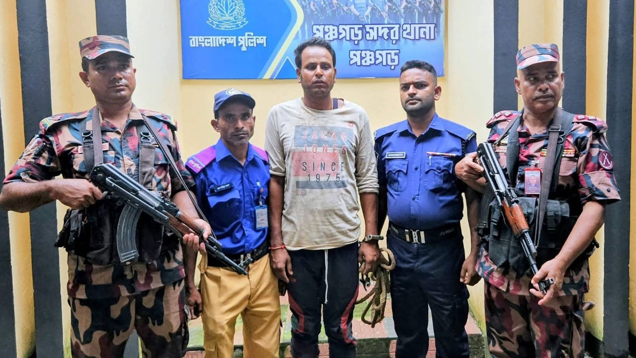 পঞ্চগড় সীমান্তে আটক ভারতীয়কে পুলিশের কাছে হস্তান্তর