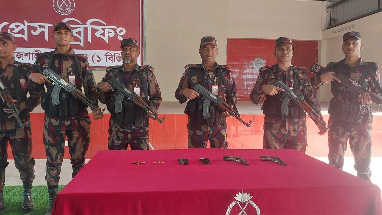 রাজশাহীতে বিজিবির অভিযানে ম্যাগাজিনসহ বিদেশি অস্ত্র উদ্ধার