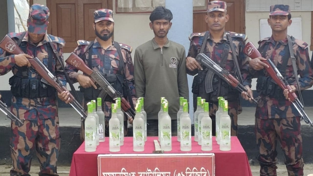 সীমান্তে বিজিবির অভিযানে মদসহ কারবারি আটক