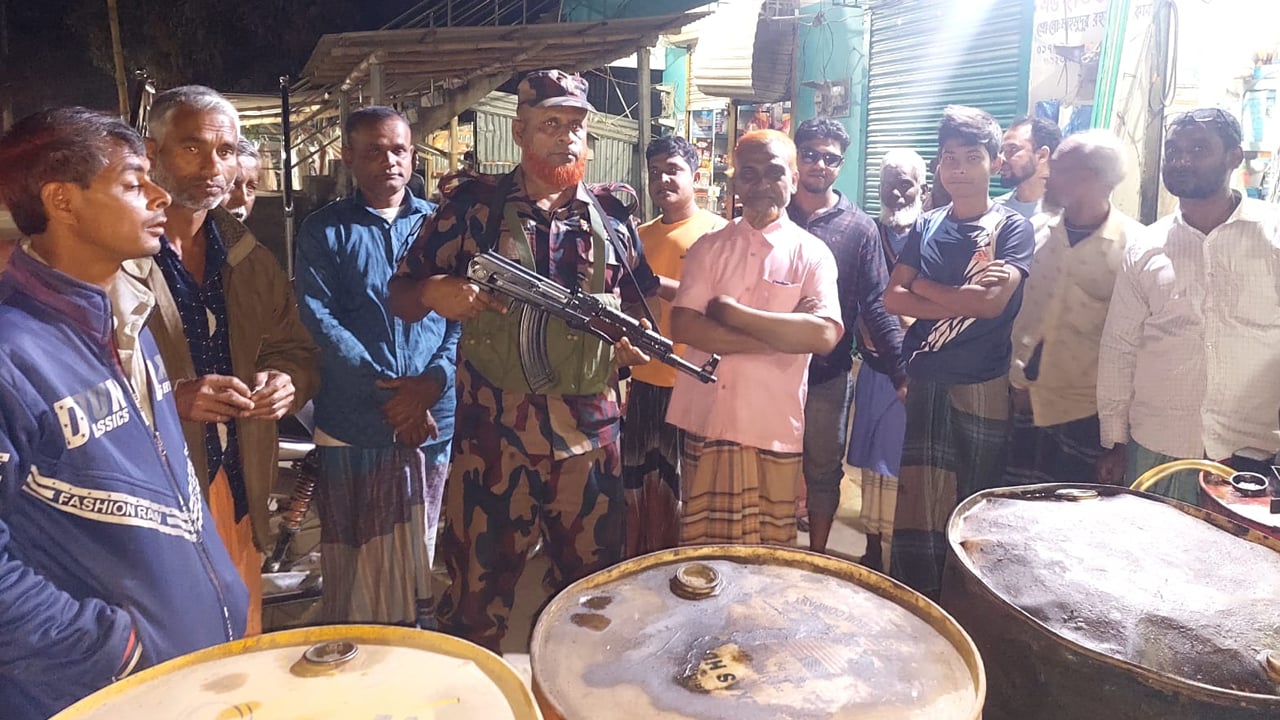 সীমান্তে জ্বালানি তেলের পাচার ঠেকাতে সতর্ক বিজিবি