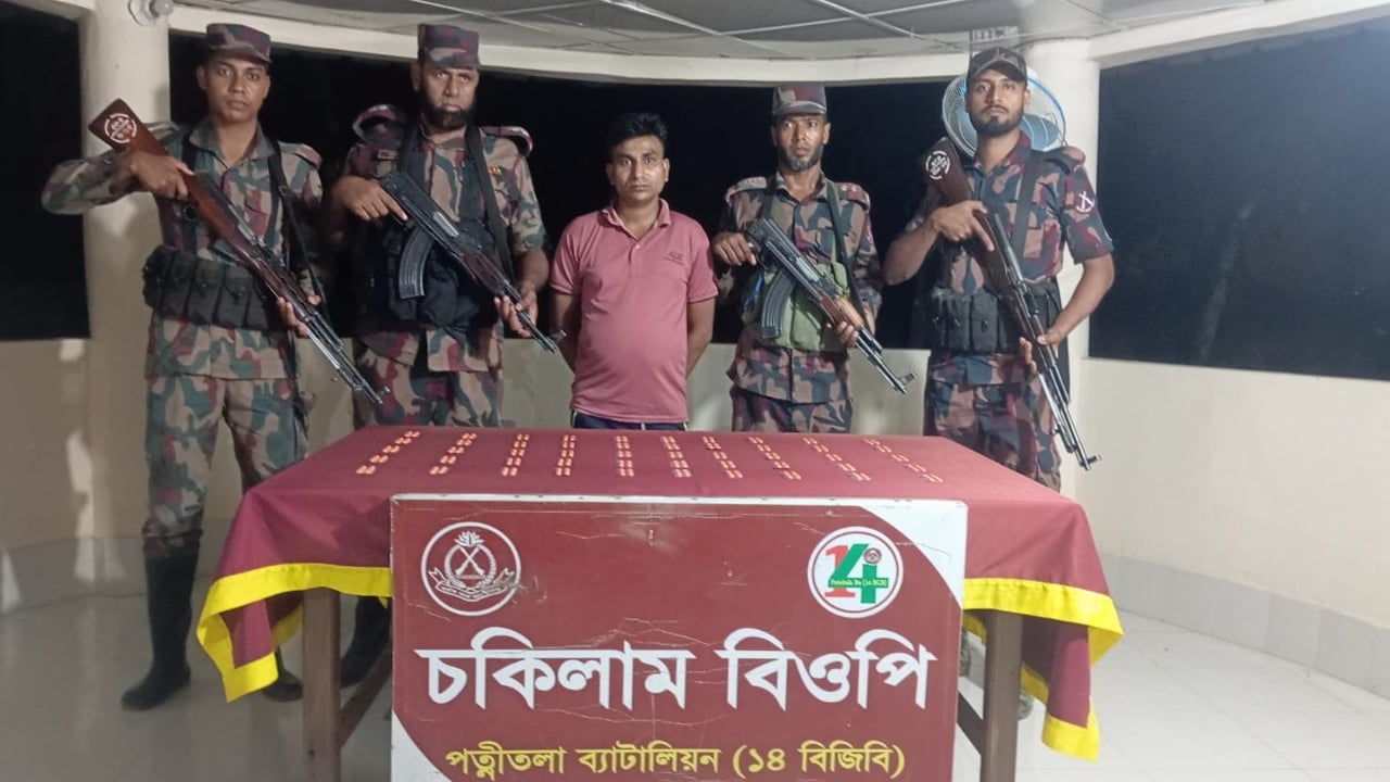 ধামইরহাট সীমান্তে মাদকসহ চোরাকারবারি আটক