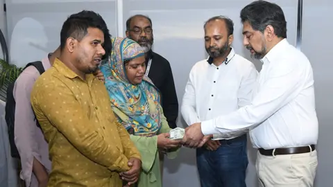 আশুলিয়ায় অগ্নিকাণ্ডে নিহত চার শ্রমিকের পরিবারকে আর্থিক সহায়তা প্রদান