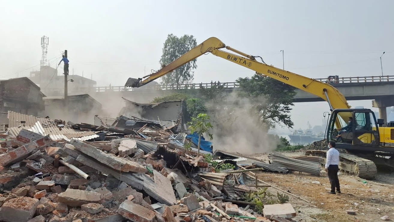 শীতলক্ষ্যা নদীর পাড়ে অবৈধ স্থাপনা উচ্ছেদ