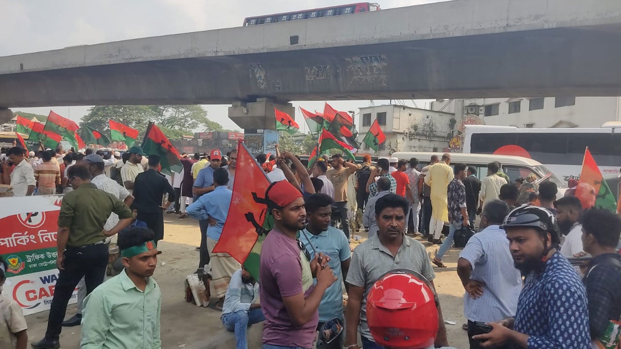 খালেদা জিয়াকে স্বাগত জানাতে রাস্তার পাশে নেতাকর্মীরা