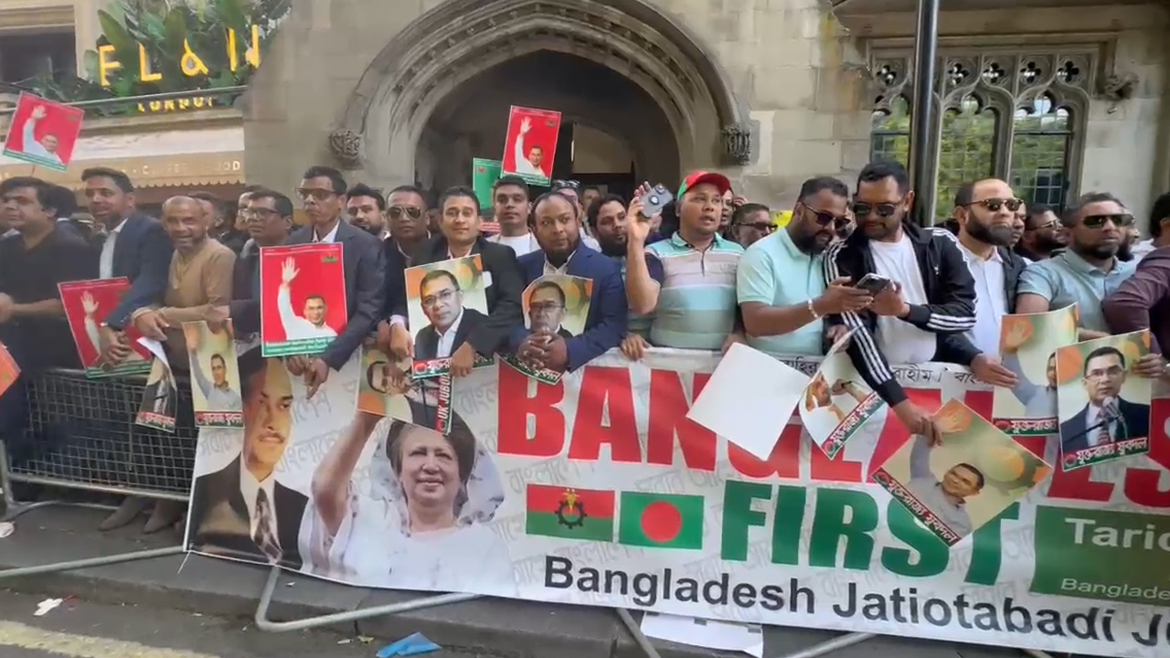 তারেক রহমানকে স্বাগত জানাতে হোটেলের সামনে নেতাকর্মীরা