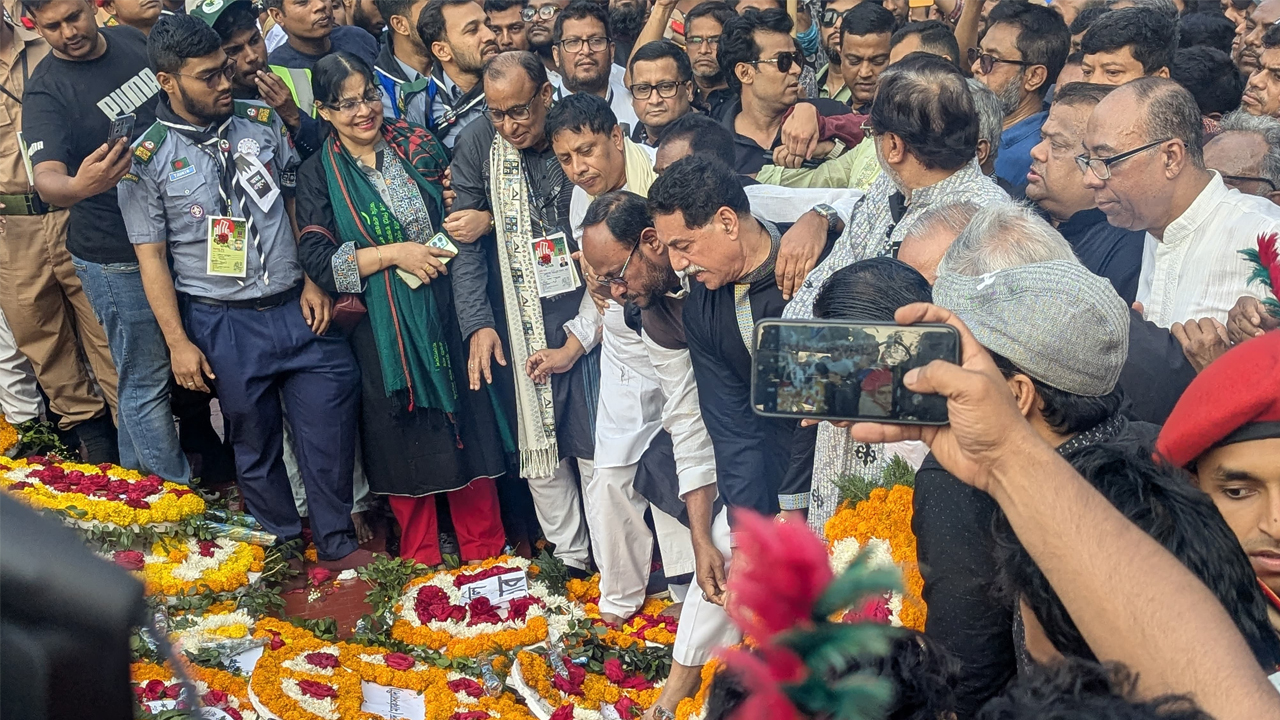 শহীদ মিনারে বিএনপির শ্রদ্ধা
