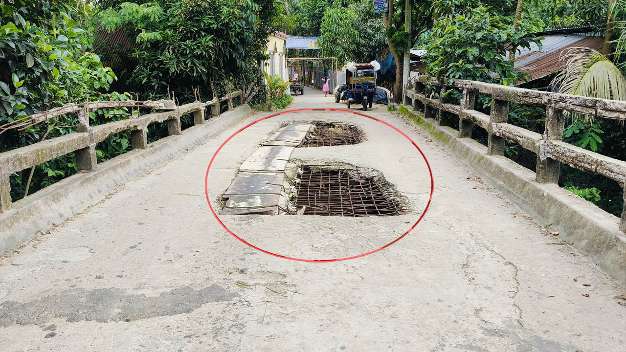 সেতুর মাঝখানে গর্ত, ঝুঁকি নিয়ে পারাপার
