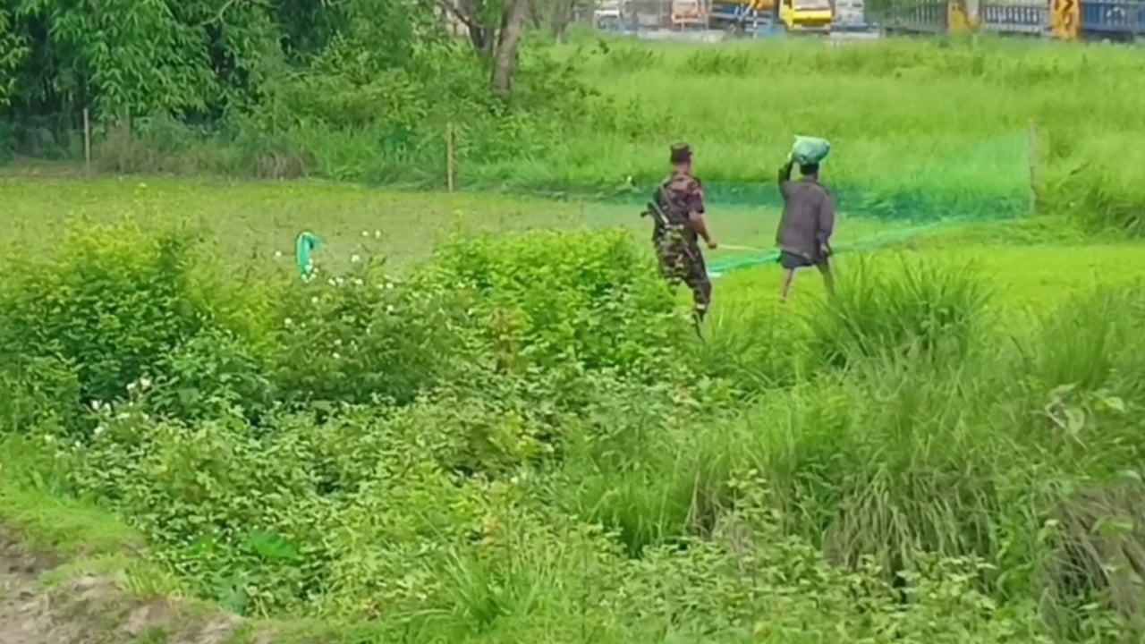 সীমান্তে মানসিক ভারসাম্যহীন ব্যাক্তিকে পুশইনের চেষ্টা বিএসএফের
