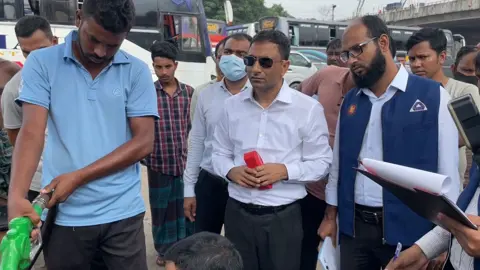 ১০ লিটার জ্বালানিতে ৫৩০ মিলিলিটার কম, পৌর ফিলিং স্টেশনের ৫ ইউনিট বন্ধ

