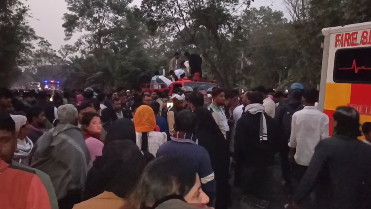 ঢাকা-বরিশাল মহাসড়কে বাস চাপায় নিহত ৫