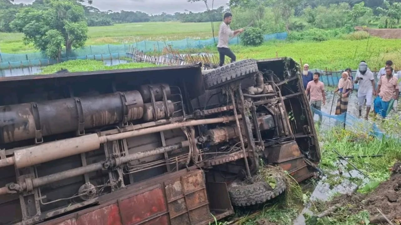 ওভারটেক করতে গিয়ে খাদে বাস, প্রাণ গেল সুপারভাইজারের