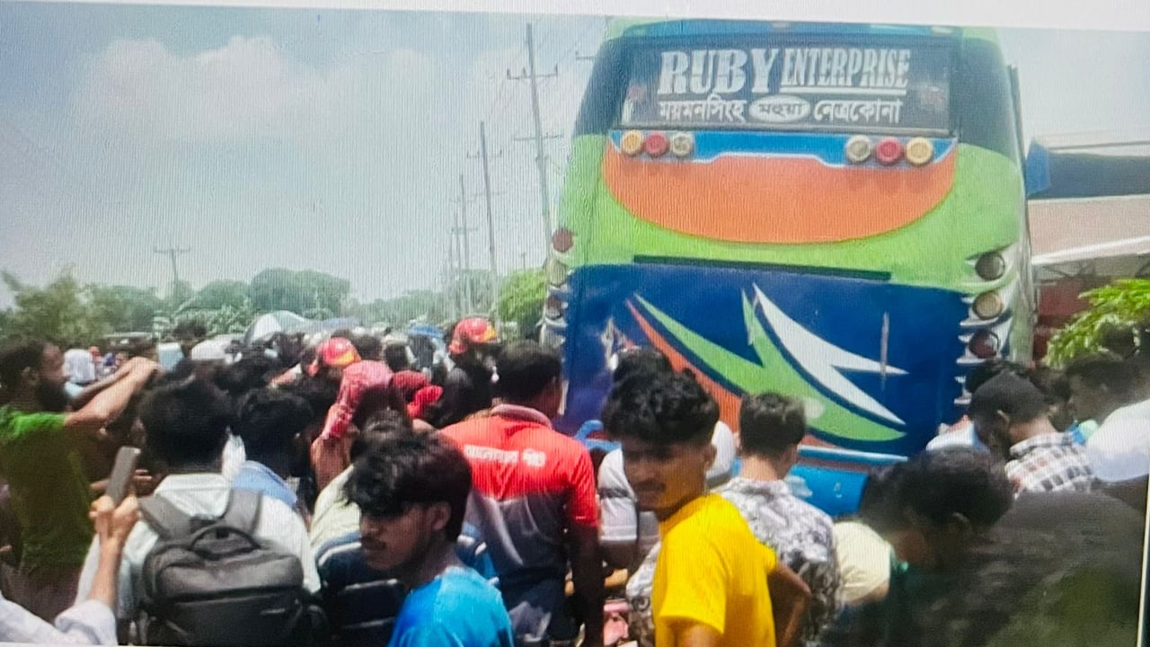 নেত্রকোনায় বাস চাপায় মা-মেয়েসহ নিহত ৩