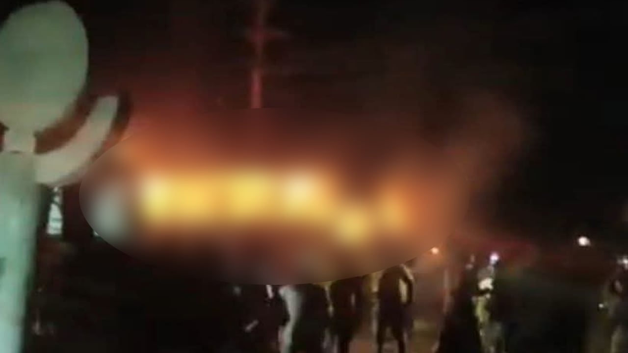 পার্কিং এ দাঁড়িয়ে থাকা ৩ বাসে আগুন