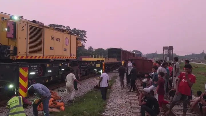 দুই ঘণ্টা পর ঢাকা-চট্টগ্রাম রেল যোগাযোগ স্বাভাবিক, তদন্ত কমিটি গঠন