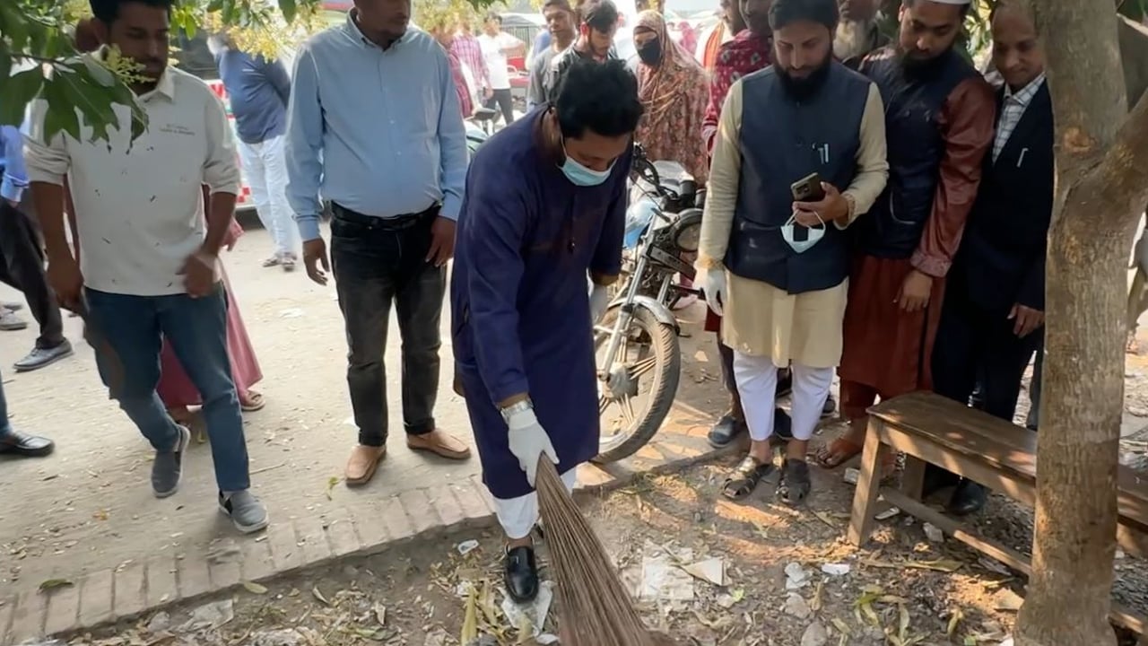 বাগেরহাটে এমপি মঞ্জুরুল হক রাহাদের নেতৃত্বে পরিচ্ছন্নতা অভিযান