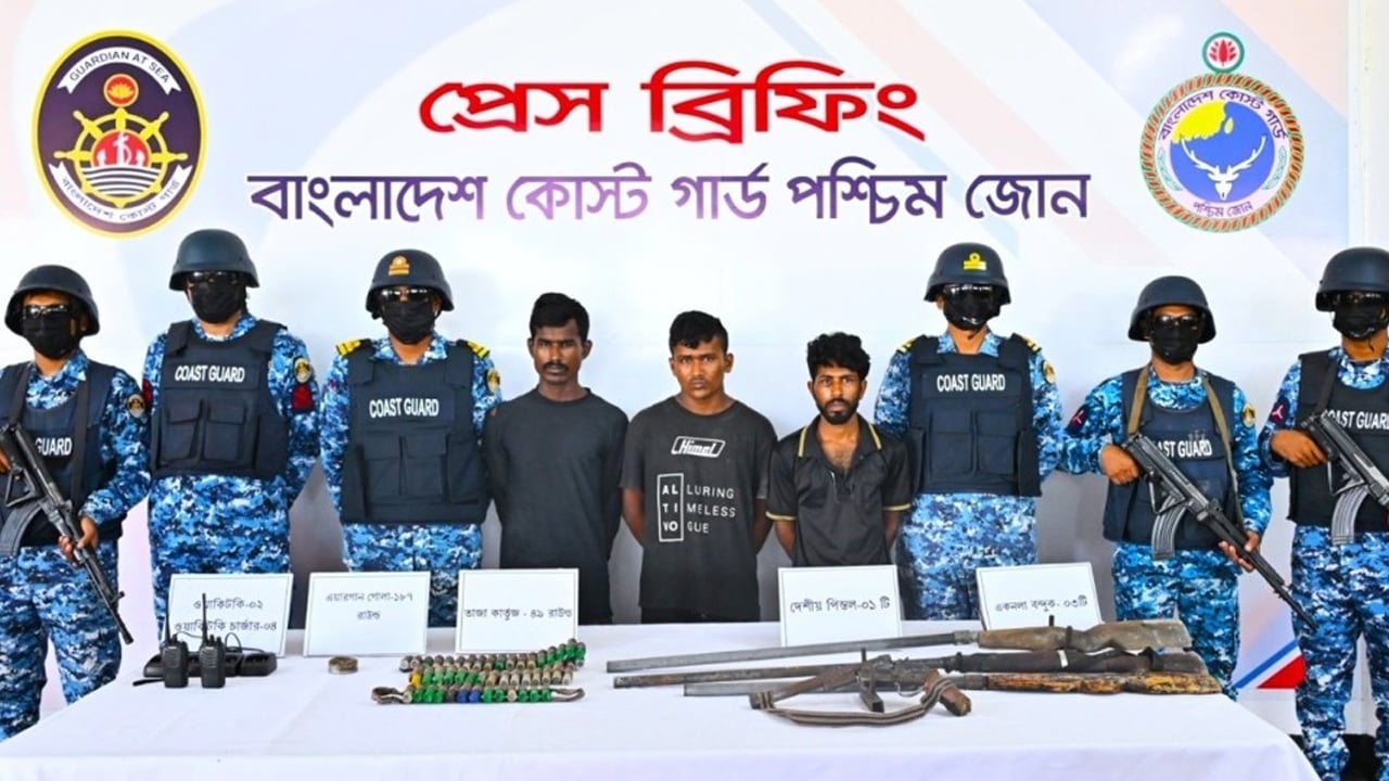 কোস্ট গার্ডের সঙ্গে বন্দুকযুদ্ধ, অস্ত্রসহ ৩ ডাকাত আটক