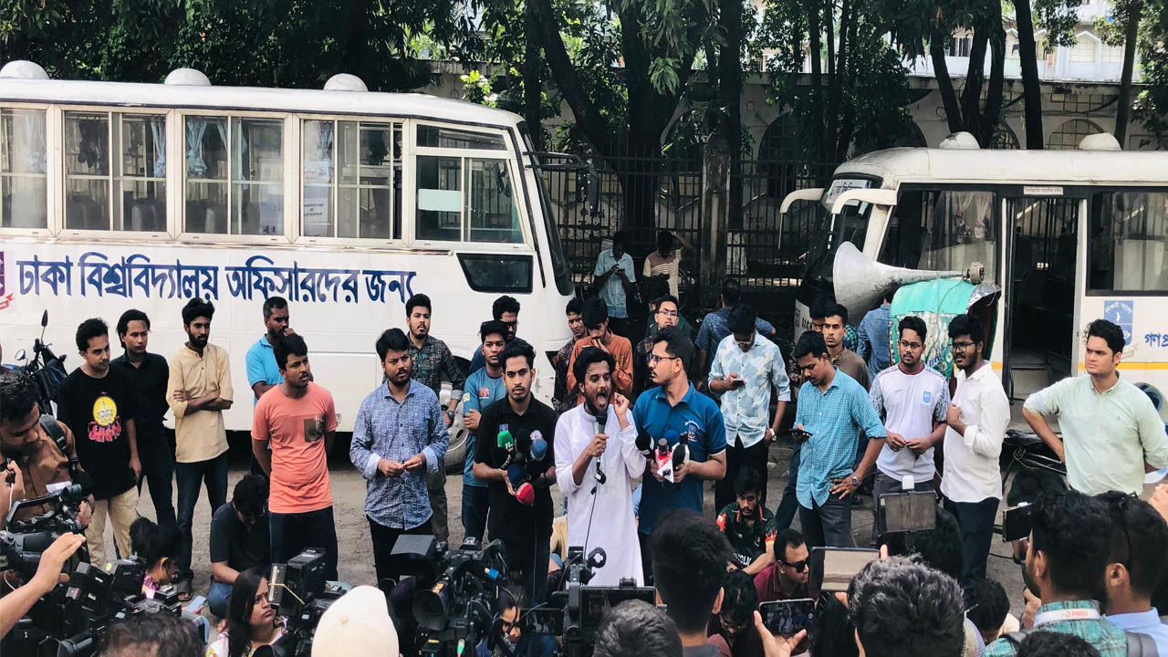 ডাকসু নির্বাচন বানচালের পায়তারা, আন্দোলনে শিক্ষার্থীরা
