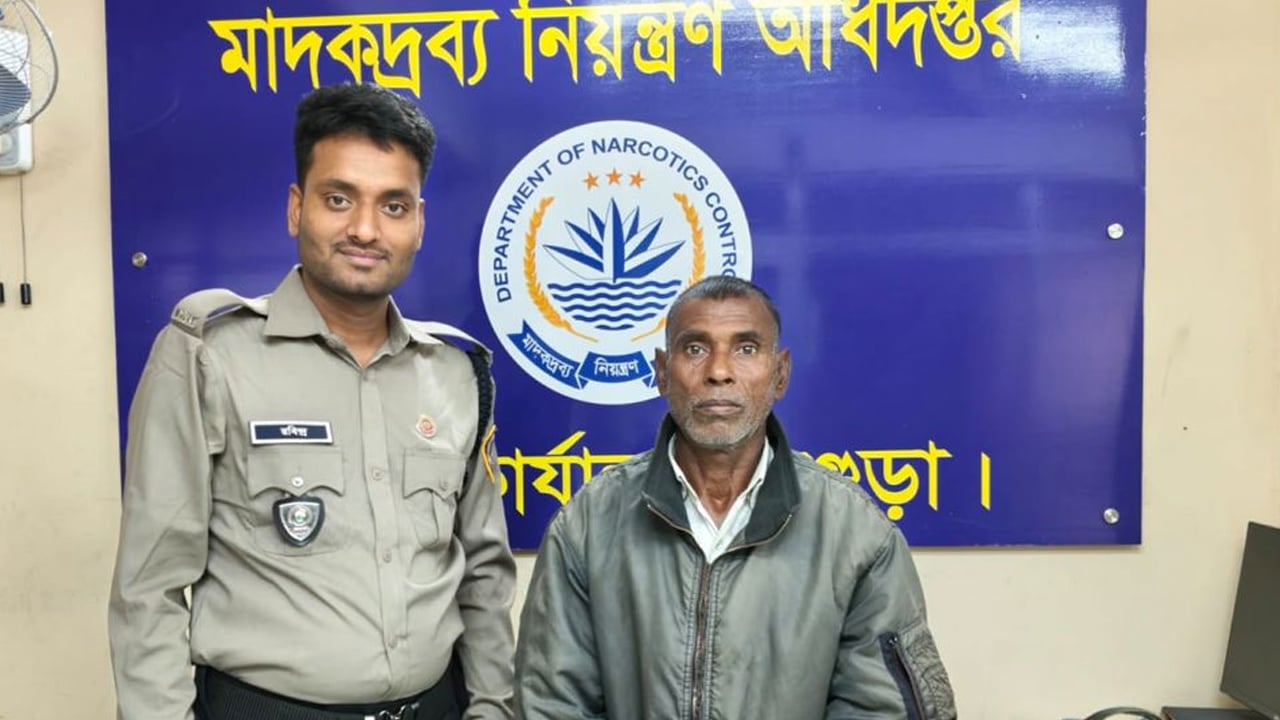 বগুড়ায় বাজারের ব্যাগে ইয়াবা পাচারকালে বাসযাত্রী আটক