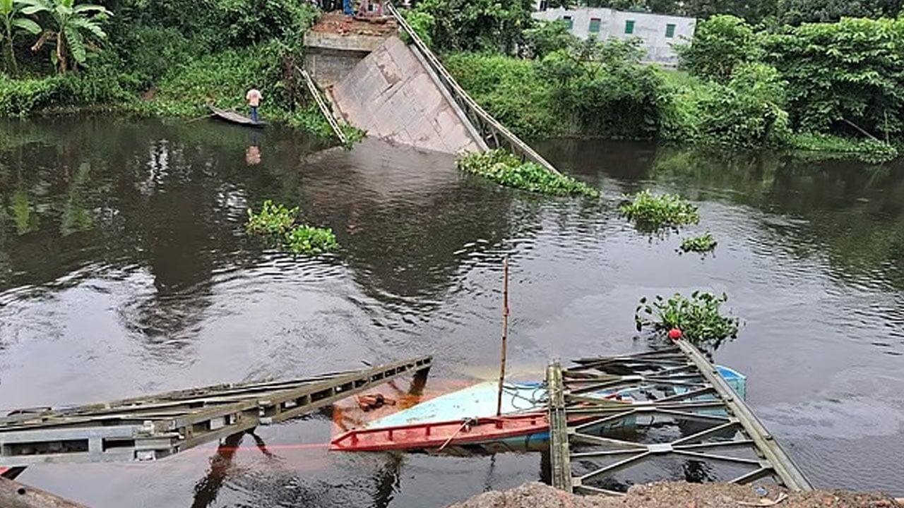 কুমিল্লায় বাল্কহেডের ওপর ধসে পড়ল বেইলি সেতু