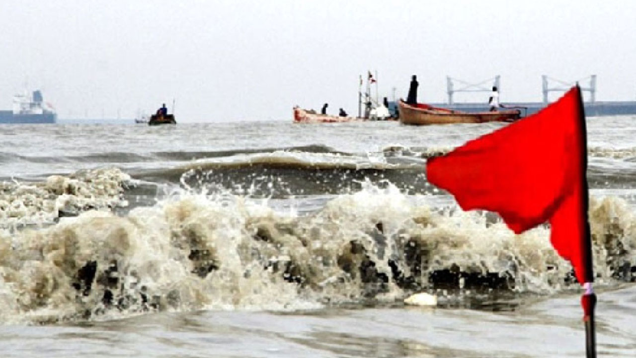 চার সমুদ্রবন্দরে ৩ নম্বর সতর্ক সংকেত