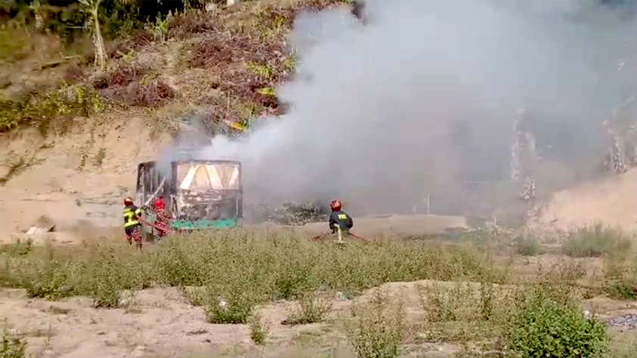 বান্দরবানে বাসচাপায় স্কুলছাত্র নিহত, বাসে আগুন