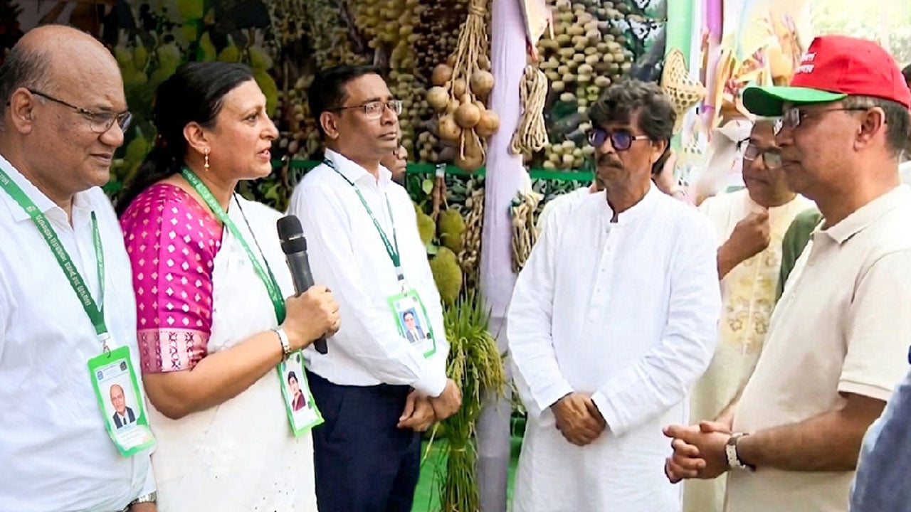 বাংলাদেশ কৃষি ব্যাংকের স্টল পরিদর্শন করলেন প্রধানমন্ত্রী