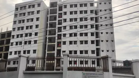 বাকৃবির ১০ তলা হলে এক বছরেও চালু হয়নি লিফট, চরম ভোগান্তিতে শিক্ষার্থীরা