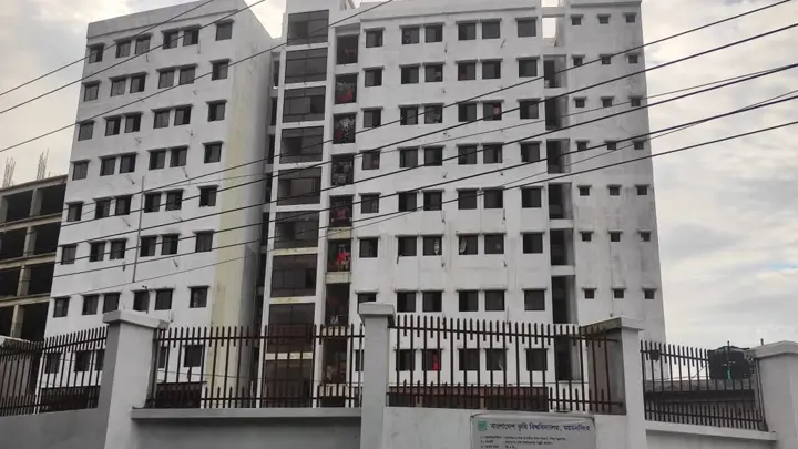 বাকৃবির ১০ তলা হলে এক বছরেও চালু হয়নি লিফট, চরম ভোগান্তিতে শিক্ষার্থীরা