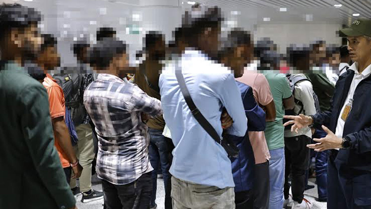 ১২৩ বাংলাদেশিকে বিমানবন্দরে আটকে দিলো মালয়েশিয়া